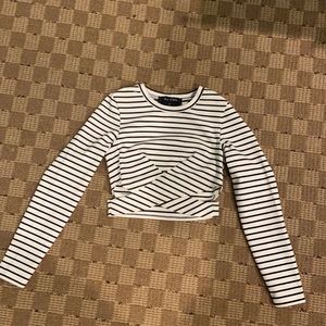 Cropped black&white long sleeve/cross at stomach